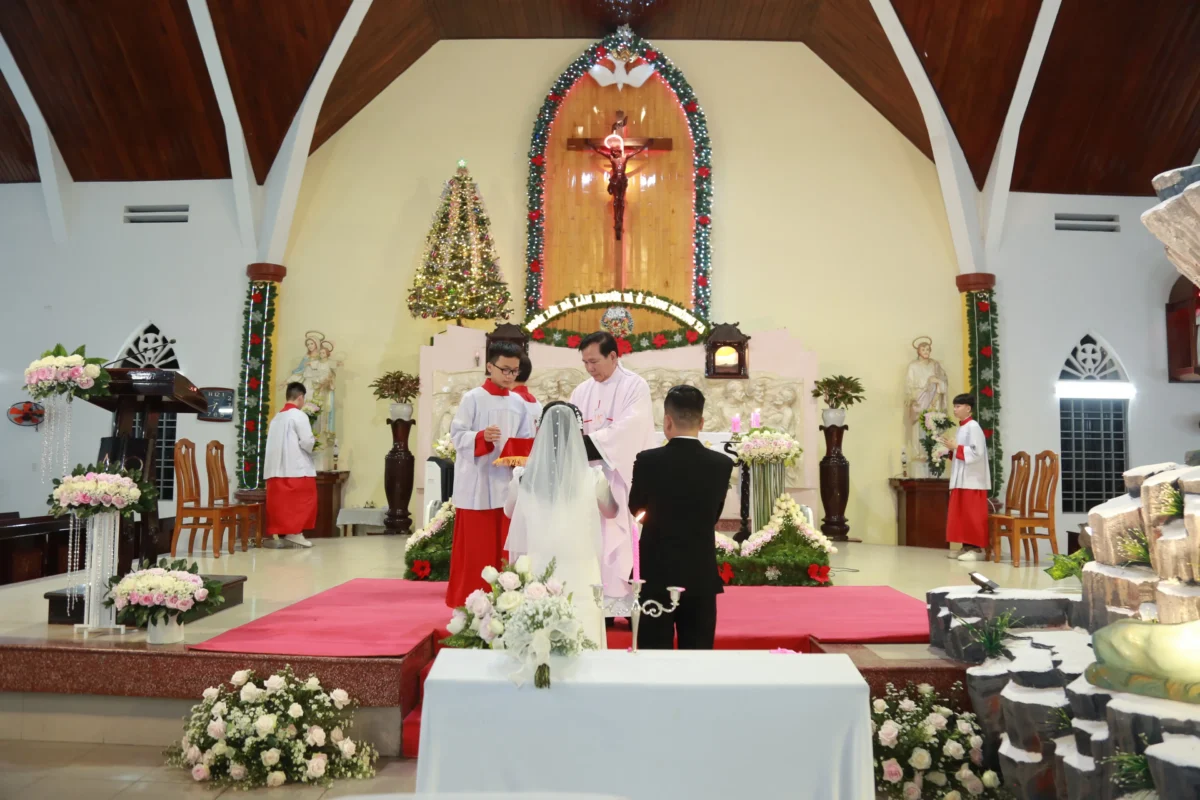Chụp ảnh lễ cưới trong nhà thờ tại Đà Nẵng