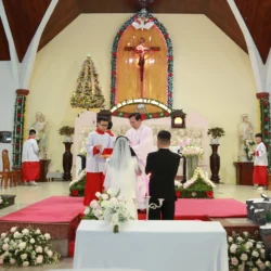 Chụp ảnh lễ cưới trong nhà thờ tại Đà Nẵng