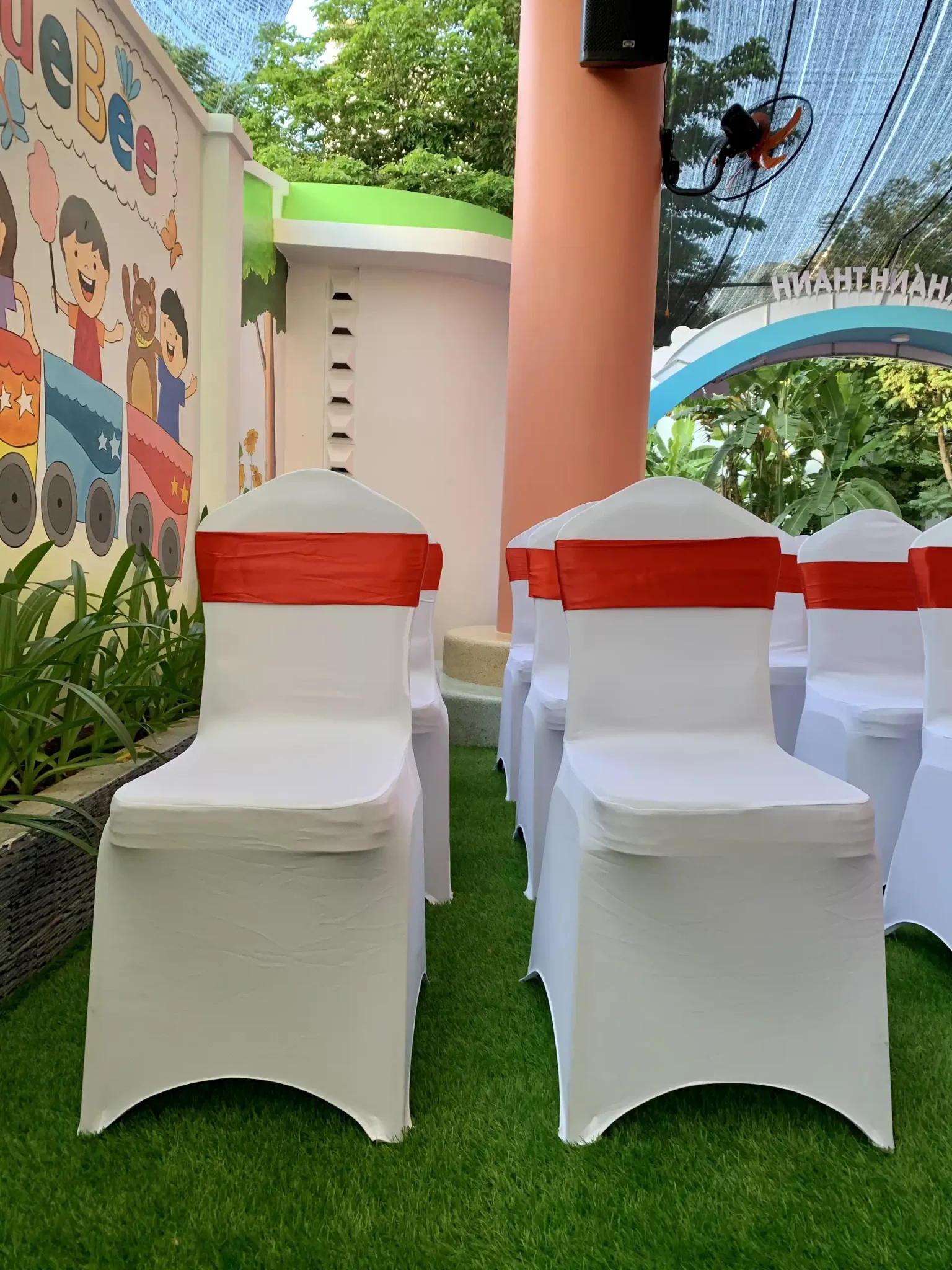 Cho thuê ghế banquet đệm nệm nơ đỏ Đà Nẵng cho tiệc cưới, hội nghị