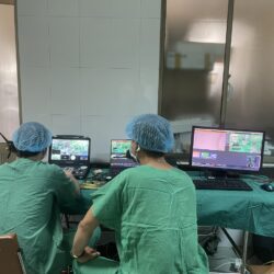 Ekip livestream hoi nghi y te tu phong mo benh vien