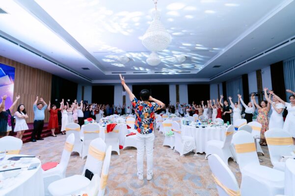 Mẹo Chọn MC Cho Sự Kiện giá rẻ ?