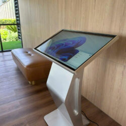 cho thue MAN HINH CAM UNG CHAN QUY