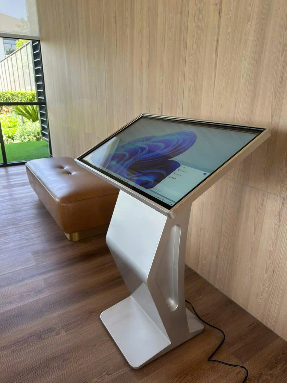 cho thue MAN HINH CAM UNG CHAN QUY