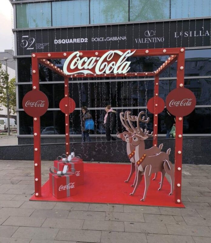 Cổng chào Giáng sinh chủ đề Seasons of Love với lính chì hoạt hình và kẹo ngọt.