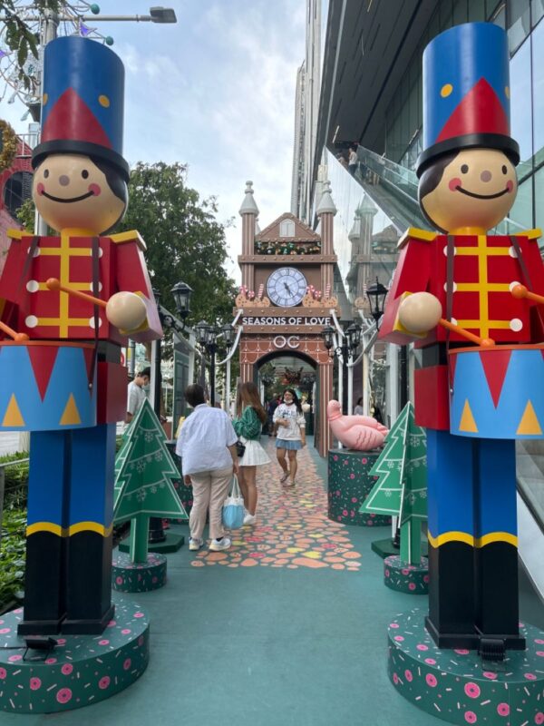 Trang trí sảnh tòa nhà với mô hình lính chì Nutcracker và gậy kẹo khổng lồ.