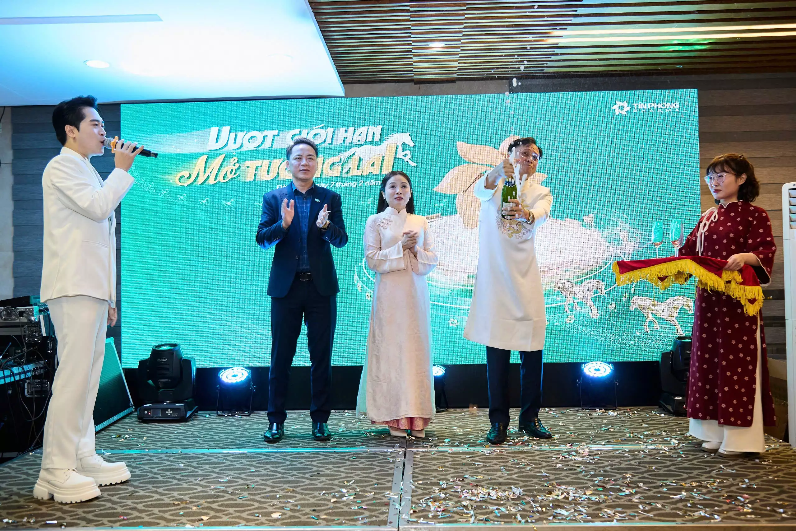 chup anh gala dinner tinphong lan 2