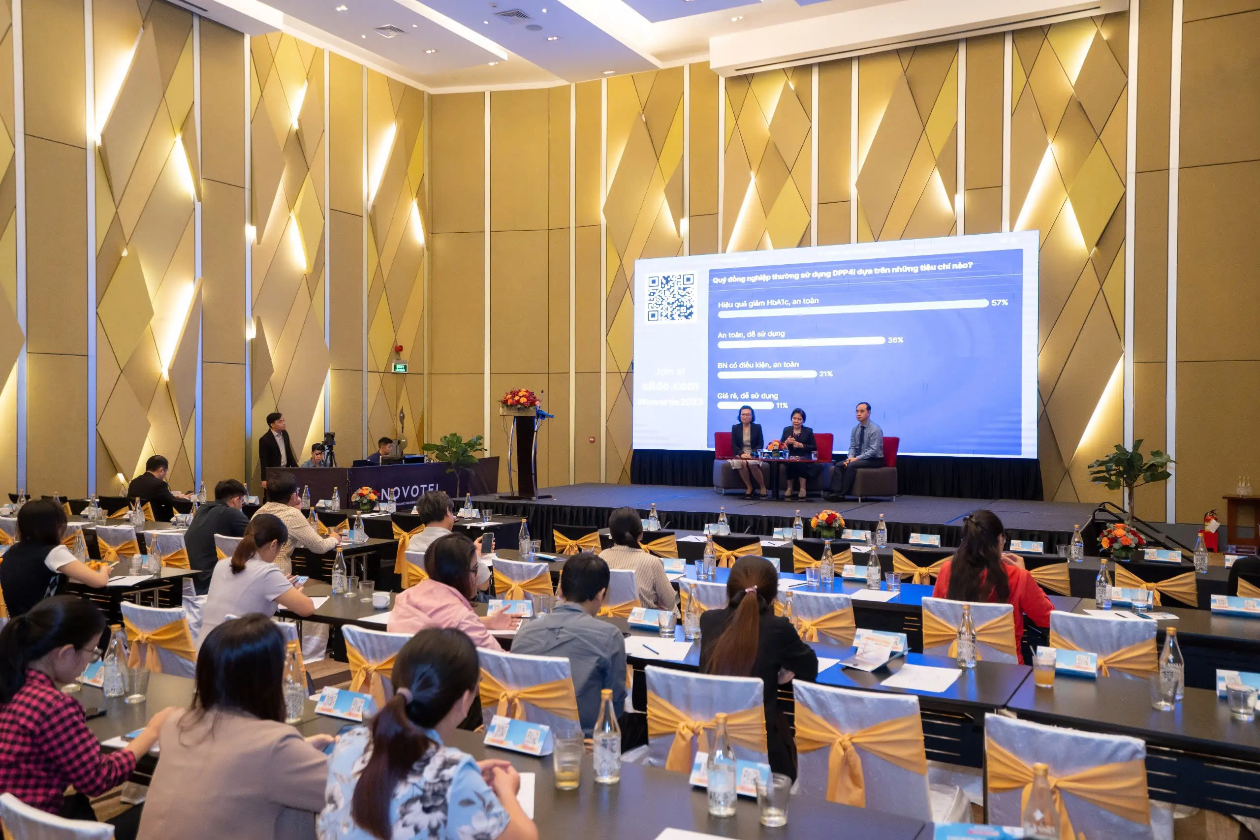 Chụp ảnh hội nghị bác sĩ