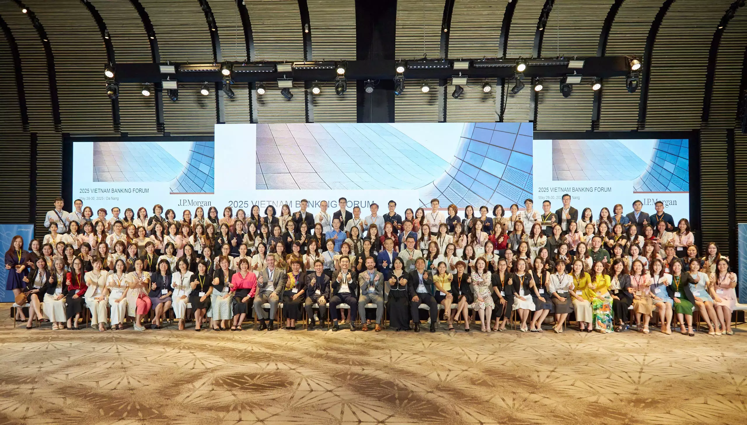 chup anh hoi nghi tap the jp morgan