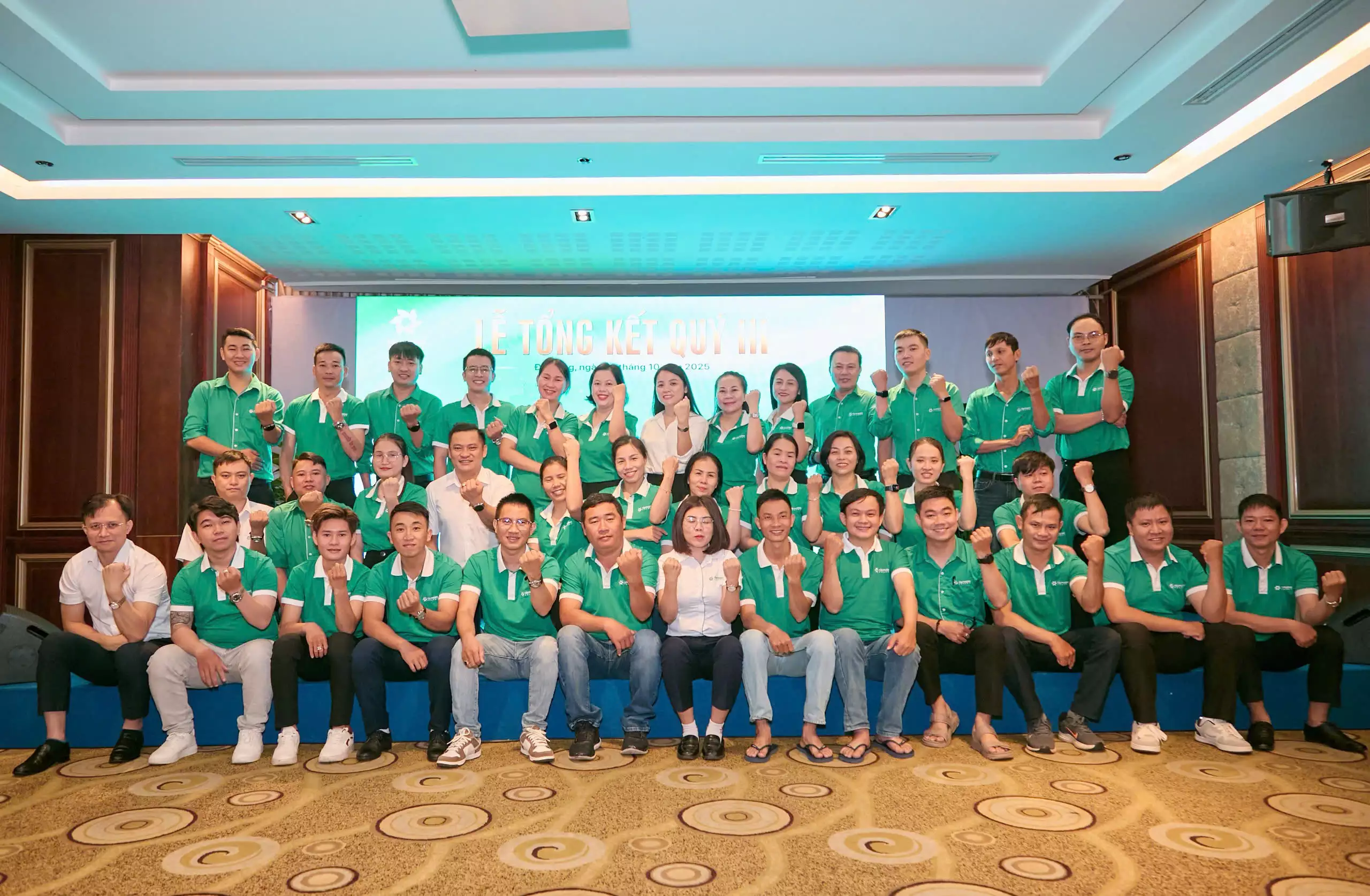 Chụp ảnh tập thể dược Tín Phong