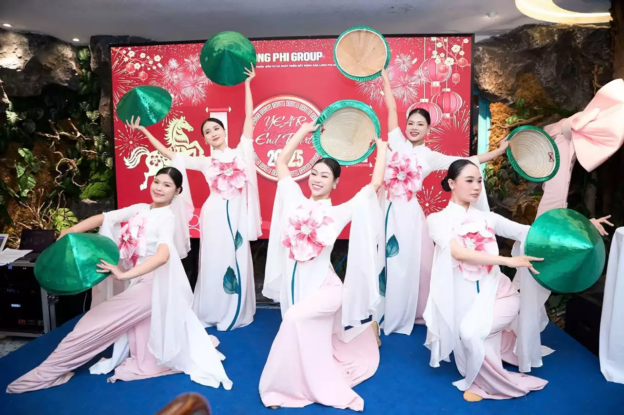 Nhóm múa xinh Đà Nẵng