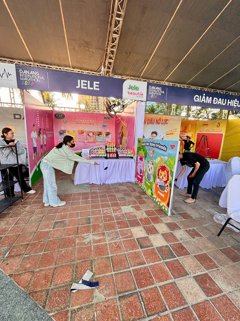 In bạt Hiflex thi công backdrop