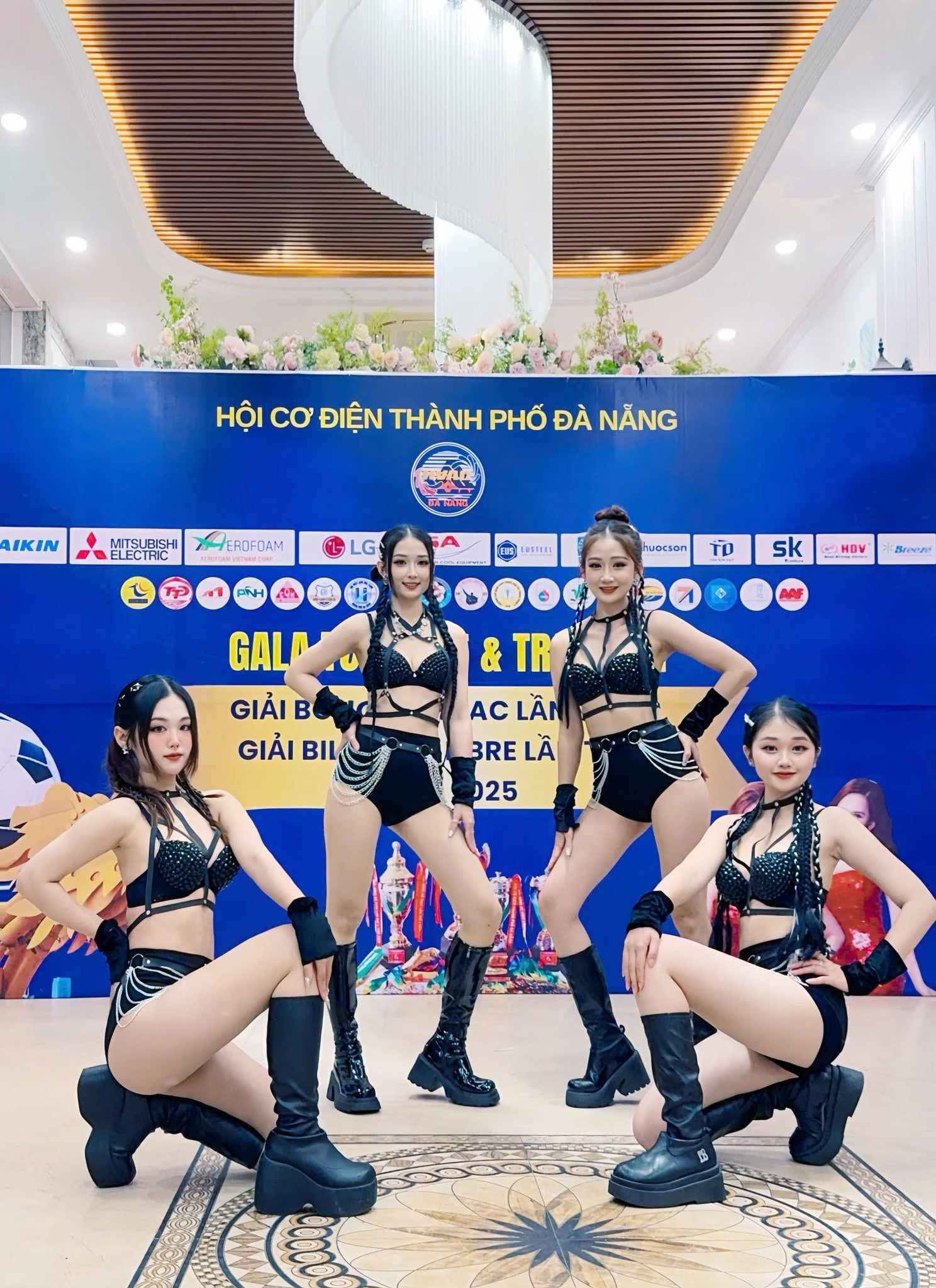 Nhóm múa dân tộc nón lá biểu diễn Đà Nẵng