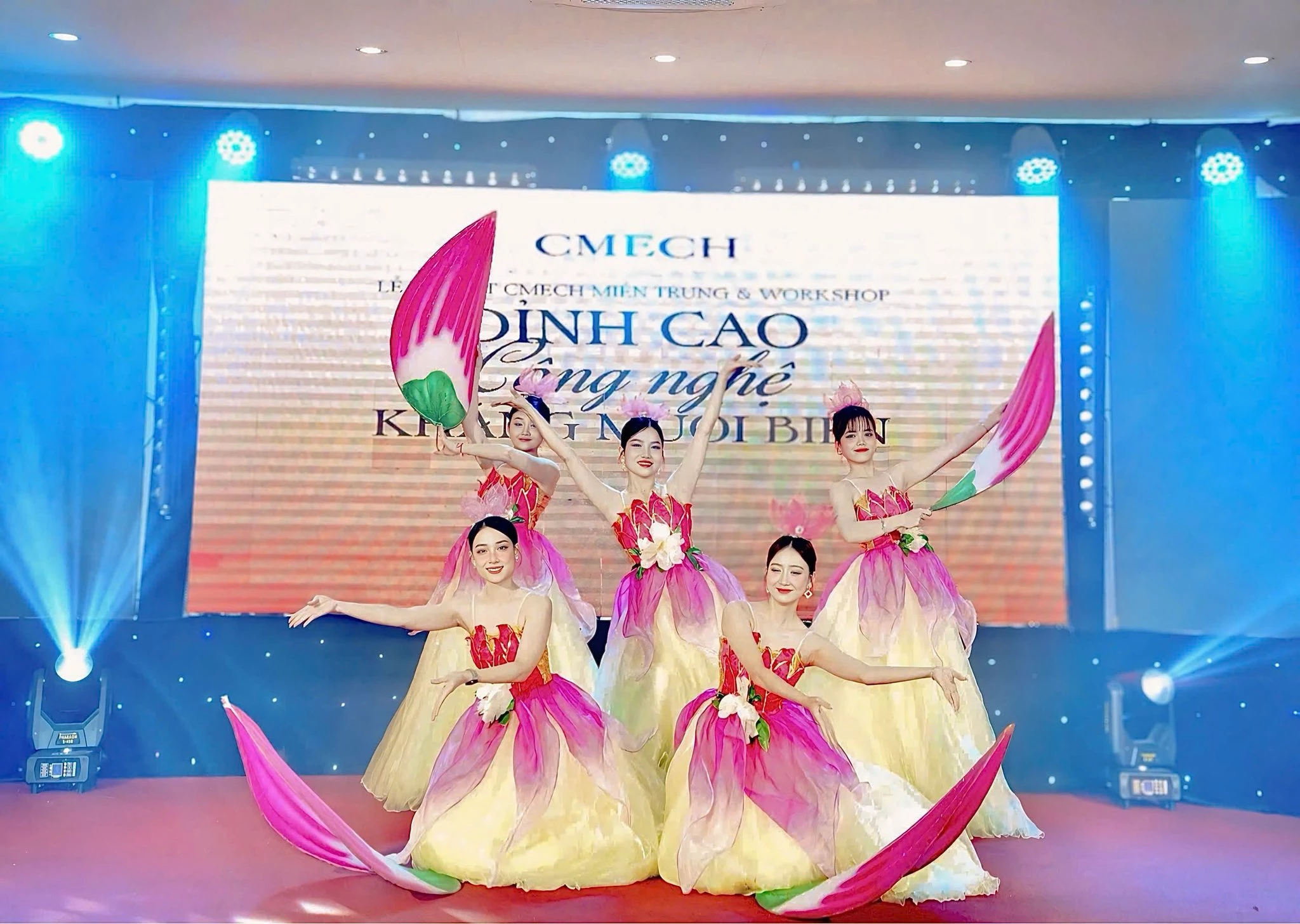 Vũ đoàn khai trương