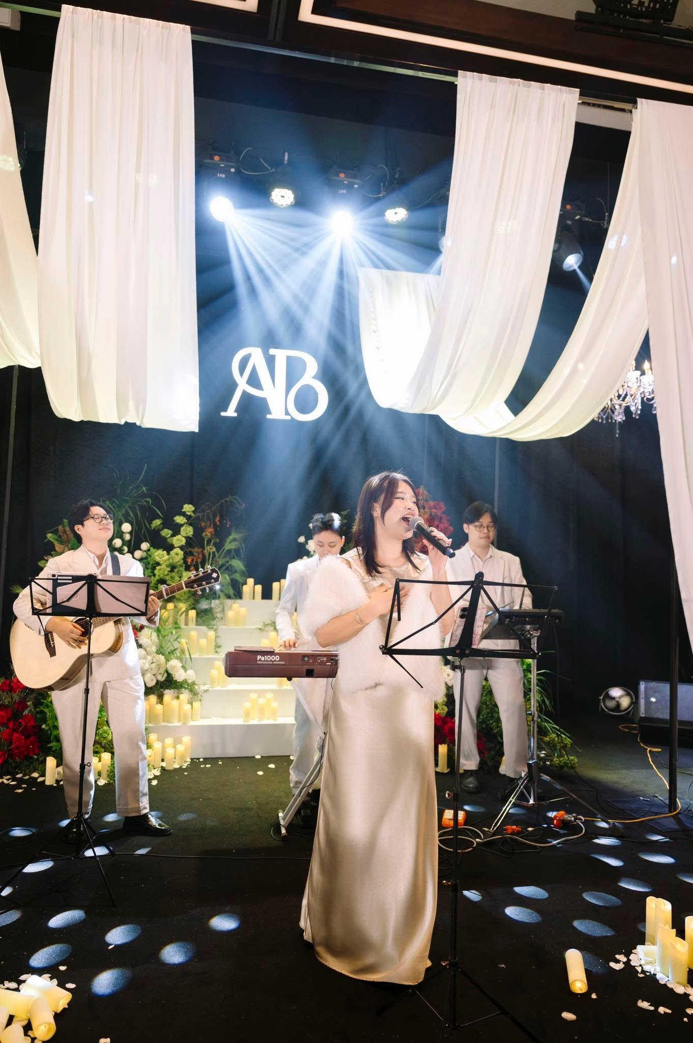 Ban nhạc acoustic biểu diễn