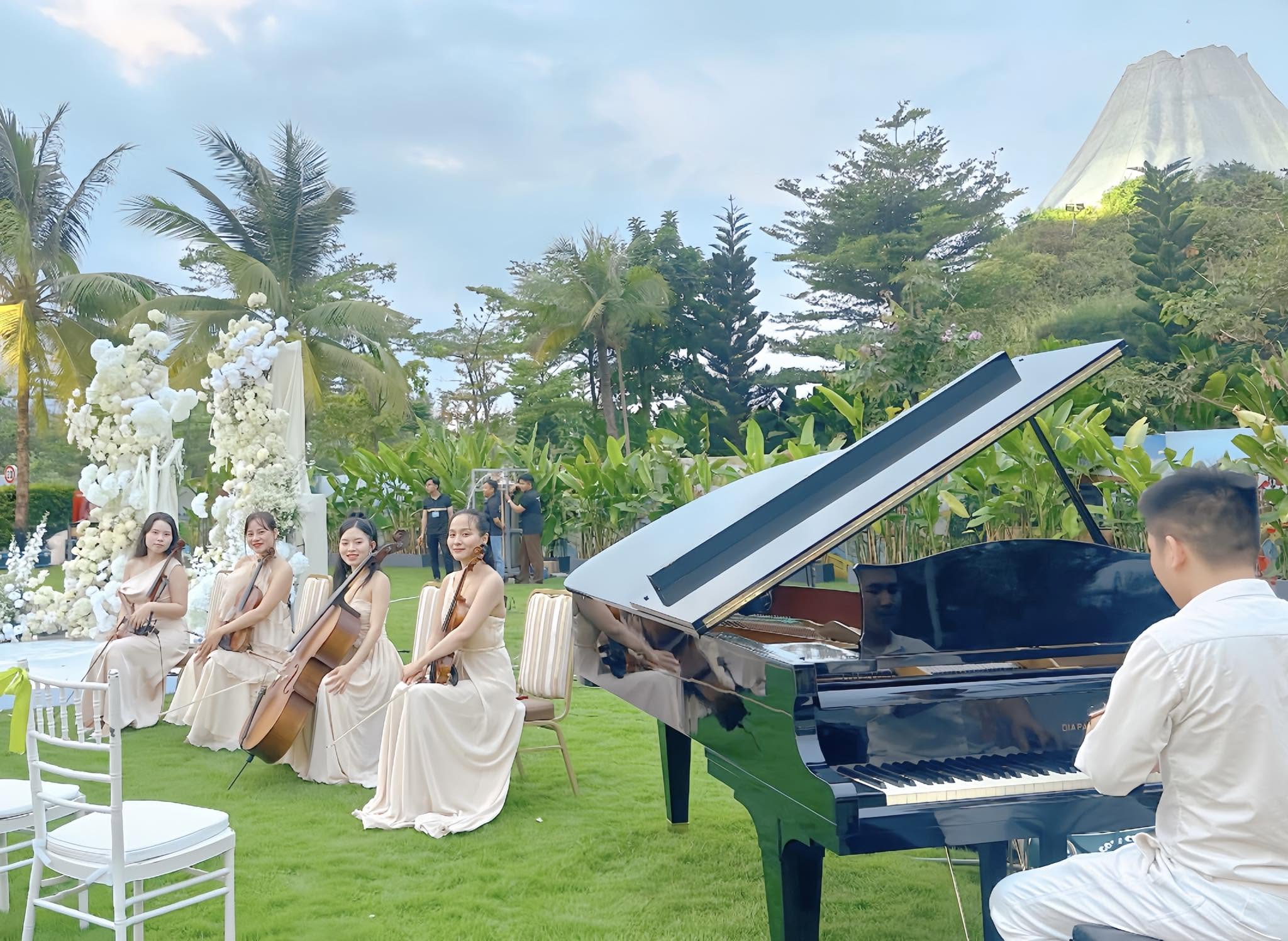 Nhóm nhạc công violin nữ biểu diễn sự kiện Quảng Bình