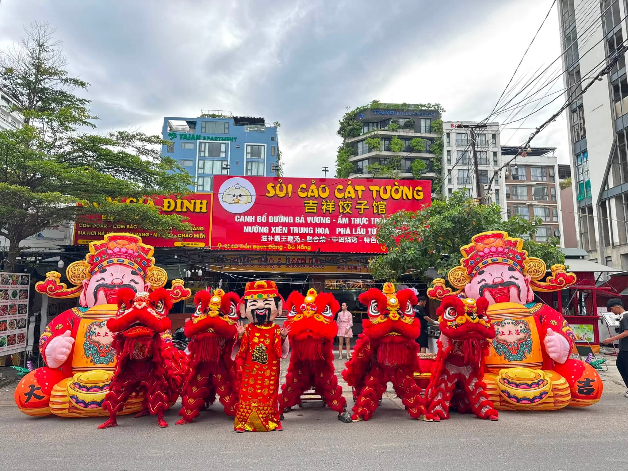 Múa lân khai trương hoành tráng tại Đà Nẵng