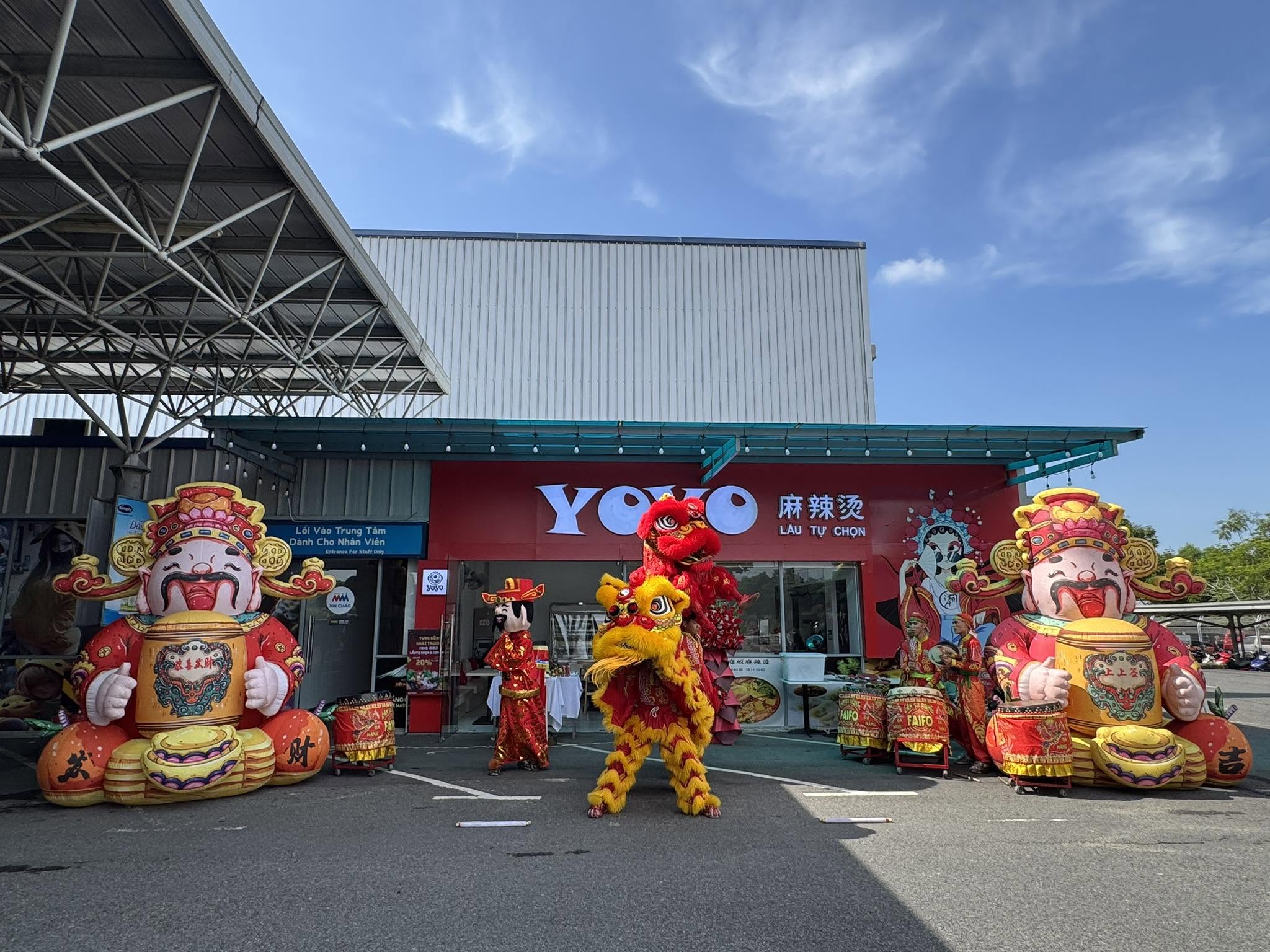 Múa lân khai trương sành điệu