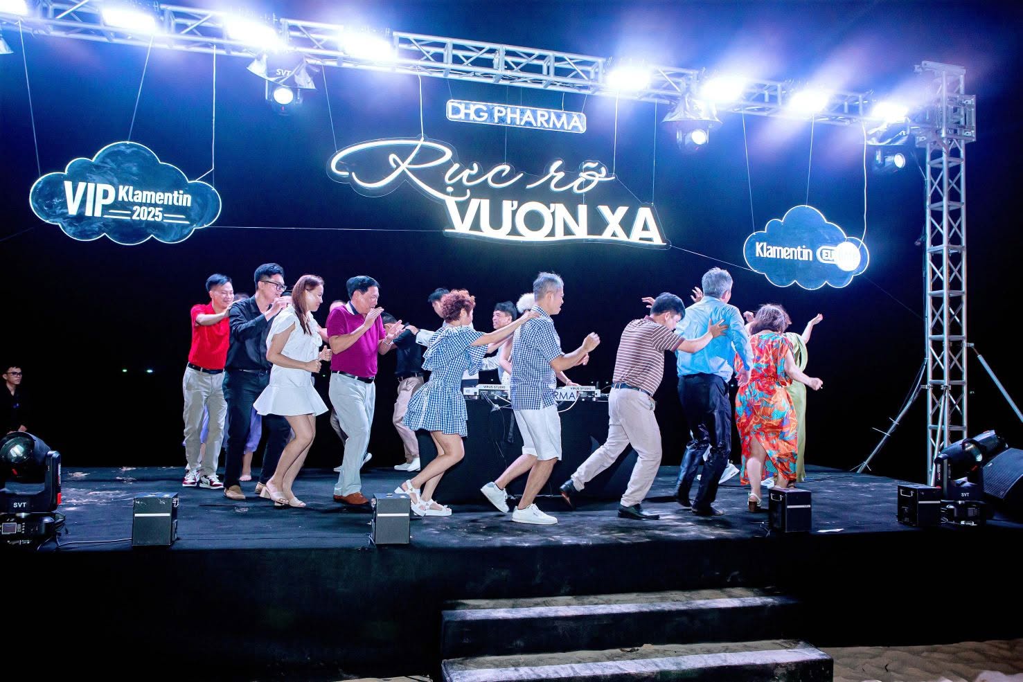 Chụp ảnh gala dinner trong khuôn khổ hội nghị doanh nghiệp tại Phú Quốc